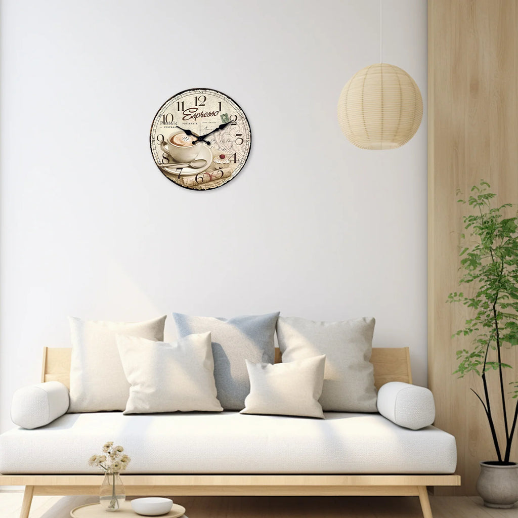 Horloge Murale en Bois Rétro – Motif Tasse de Café Européenne