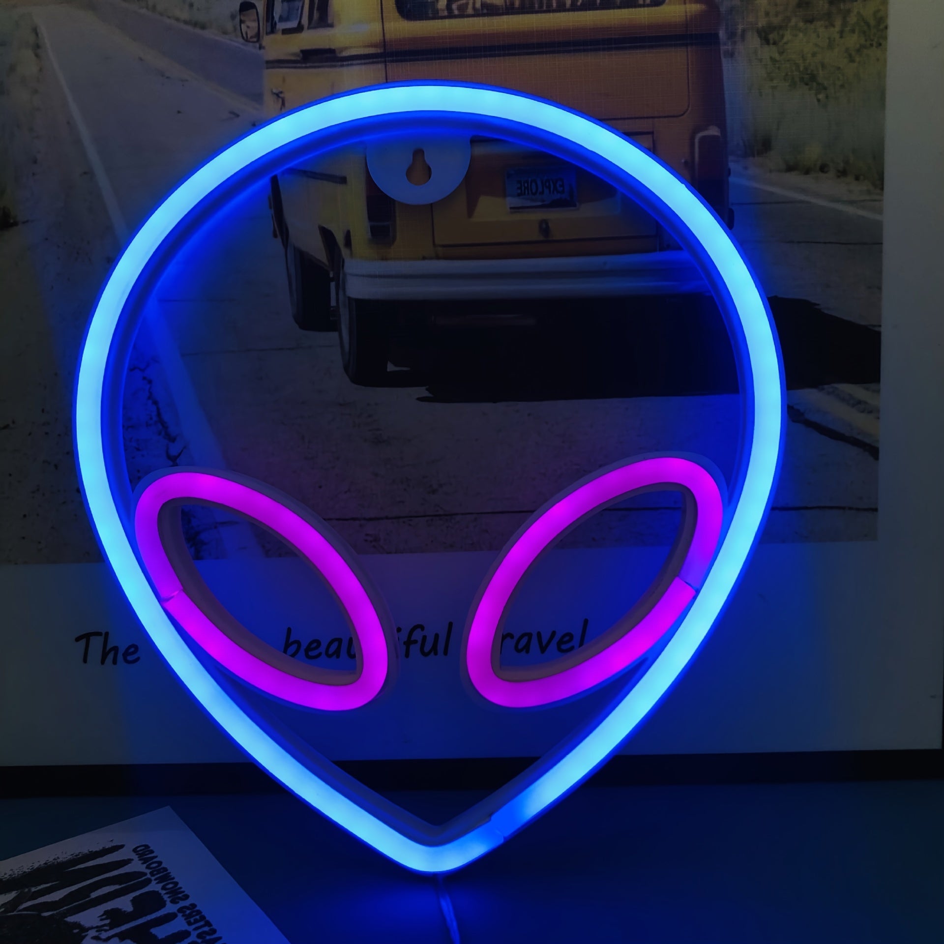 Set de 3 Panneau Néon LED - Thème Espace (Alien, Planète, Fusée)